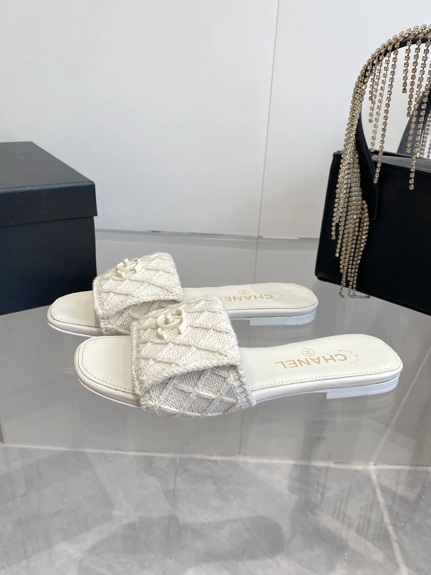 👟👟Ex-factory price 520👟👟 CHANEL｜Chanel 2️⃣5️⃣ss new style! Classic School Bag Buckle Flip Slippers Classic never goes out of style ~ Flip school bag lock design style ~ Slimming and versatile ~ Slippers you won’t get tired of wearing! It feels very comfortable on the feet! A hit that highlights elegance.  #chanel #Chanel #Chanel #chanel shoes